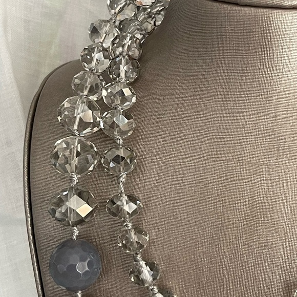 LONG STRAND CRYSTAL AND GLASS GREY TONE NECKLACE. - Picture 6 of 7